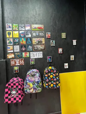 تابلو و پلاک های خاص و کوله پشتی های کرومی