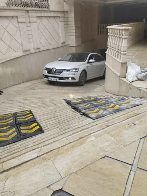 عبور راحت ماشین از رمپ پارکینگ