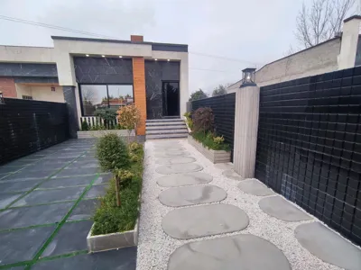 کد4896 200متر زمین-120متربنا-2خواب مستر -استخرچهارفصل-روف- 