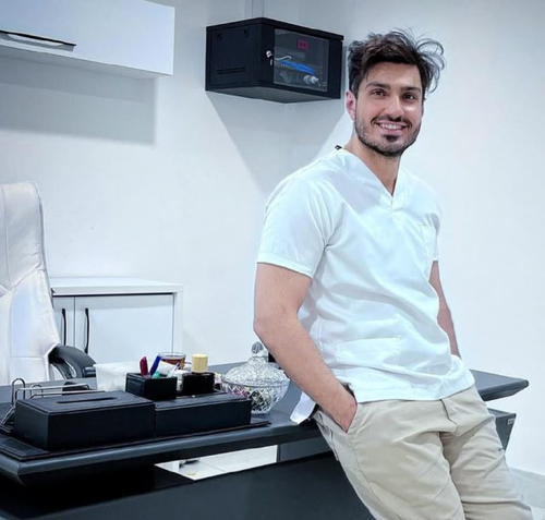دکتر امین شیری آشتیانی در محیط مطب