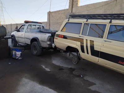 امدادگر حرفهای در حال تعمیر خودرو در مبارکه اصفهان