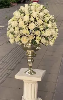 جام گل با رز سفید و گل عروس