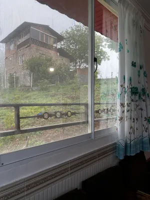 چشم انداز کوه و جنگل و خانه سنتی