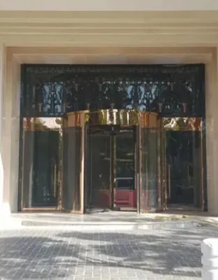 درب شیشه‌ای ورودی