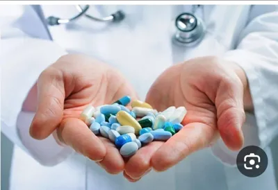 آیا میدانید عوارض جانبی مصرف خودسرانه درمان و دارو که باعث بروز بیماری های واگیردار و غیر واگیر دار می شود  و عوارض مهمتر بروز بیماری خود ایمنی و شوک آنافیلاکتیک می‌شود   عوارض شوک آنافیلاکتیک عبارتند از :  1. تنگی نفس و مشکلات تنفسی  به دلیل تورم گلو  لارنکس حنجره  برونش ها که می تواند منجر به انسداد راه های هوایی تنفسی شود داد  2. افت فشار خون شدید.  کاهش ناگهانی فشار خون که ممکن است به شوک و نارسایی اعضای حیاتی منجر شود 3. سرگیجه و غش کردن : به علت کاهش جریان خون به مغز   4:تورم شدید مخصوصا در صورت لب ها زبان و گلو که راه تنفس را مسدود می‌کند 

5 ضربان قلب نامنظم یا سریع : که می تواند قلب را تحت فشار قرار دهد. 

6. خارش و کهیر گسترده همراه با قرمزی پوست .

7. حالت تهوع، استفراغ و درد شکمی 

8.بیهوشی یا کما : در موارد بسیار شدید و عدم درمان به موقع با شناخت از وضعیت سلامت بیماری بدن خود نتيجه درمان را آگاهانه انتخاب کنید. 