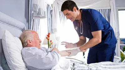 پرستار مرد سالمند