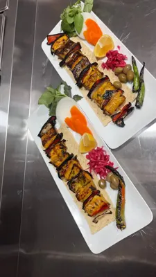 کبابی با نان داغ و سماق در بروجن