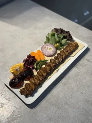 کبابی با نان سنگک تازه در بروجن