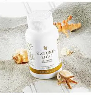 مکمل نیچرمین فوراور حاوی مواد معدنی ضروری برای بدن است. این مکمل از مواد معدنی طبیعی استخراج شده از رسوبات بستر دریا تهیه شده و به تعادل مواد معدنی در بدن کمک می‌کند