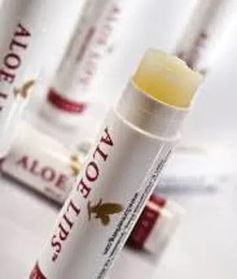 فوراور آلوئه لیپس یک نرم کننده و براق کننده طبیعی لب است که که به شکل قلم ماتیکی طراحی و ساخته شده است. این نرم‌کننده علاوه بر این که برای لب‌های با پوست حساس مناسب است، قابل استفاده برای انواع خراشها، خشکلی‌های کوچک و نقاط حساس پوست خصوصا بر روی صورت است