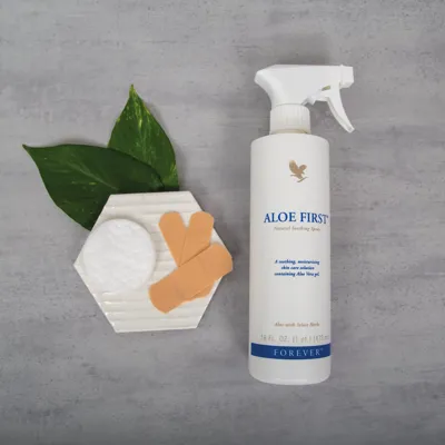 بطری اسپری فوراور آلوئه فرست (Forever Aloe First Spray) یک اسپری حاوی ژل آلوئه ورا و عصاره‌های گیاهی است که برای تسکین و مرطوب‌سازی پوست و مو، و همچنین به عنوان مکملی در جعبه کمک‌های اولیه مورد استفاده قرار می‌گیرد [1، 3]. این محصول با ترکیب ژل آلوئه ورا با بره موم زنبور عسل، آلانتوئین و ۱۱ عصاره گیاهی دیگر، خاصیت تسکین‌دهنده و تقویت‌کننده دارد و برای رفع التهابات پوستی، سوختگی‌های جزئی و آفتاب‌زدگی مفید است