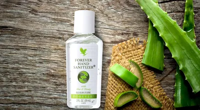 ژل ضدعفونی‌کننده دست فوراور (Forever Hand Sanitizer) اشاره دارد که به دلیل اندازه کوچک، قابل حمل است، ۹۹.۹۹٪ میکروب‌ها را از بین می‌برد و با داشتن آلوئه‌ورا، دست‌ها را مرطوب و نرم نگه می‌دارد. 