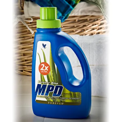 بطری شوینده چندمنظوره «آلوئه ام پی دی اولترا ۲ ایکس» از برند فوراور لیوینگ، یک پاک‌کننده مایع سازگار با محیط زیست و حاوی عصاره آلوئه‌ورا است که قدرت پاک‌کنندگی بالایی داشته و برای انواع سطوح، شستشوی دست و لباس مناسب است و می‌تواند جایگزین بسیاری از پاک‌کننده‌های دیگر باشد. این محصول فاقد فسفر و مواد مضر برای سلامتی بوده و با حجم ۹۴۶ میلی‌لیتر عرضه می‌شود. 