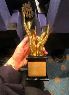 اخذ تندیس کارآفرین اشتغال زایی از وزارت امور خارجه جناب آقای عراقچی 