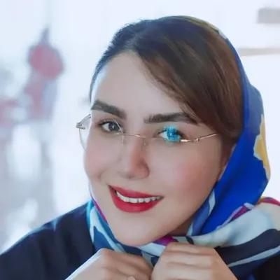 من هما صالحی نسب هستم!




بیشتر از 7 سال هست که در زمینه های طراحی گرافیک و عکاسی به صورت حرفه ای مشغول به کار هستم، در این مدت با مجموعه ها و سازمان های مختلف و جشنواره های معتبر همکاری کردم و در کنار هنرمندان و اساتید مختلف کسب تجربه کردم.




در سالهای اخیر روی مطالعه زمان گذاشتم و وسواس زیادی برای ایجاد طراحی های خلاقانه به خرج دادم، حالا قراره توی این دوره، فتوشاپ رو بصورت کاملا کاربری و پروژه محور با هم یاد بگیریم