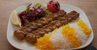 چلوکباب_2,700,000ریال
توضیحات :
دو سیخ کوبیده گوشت_وزن هر سیخ 95 گرمی برنج 380 گرم _ نان چرب _ گوجه _دورچین کامل