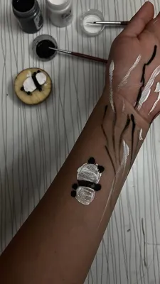 نگار عاشورپور 
