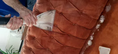 درحال مکش چرک مرده مبل