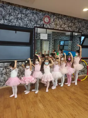 رقص دخترانه در شرق تهران  