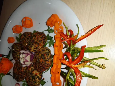 کتلت کینوا با گارنبش هویج زنجیر شده&nbsp;