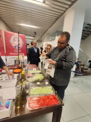 تست غذای شرکت کنندگان مسابقه آشپزی در روز جهان شف تهران 1404