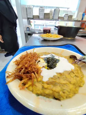 تهیه شده از گوشت بزغاله که بسیار نرم و لطیف است&nbsp;
نخود خیس خورده&nbsp;
سبزیجات معطر مثل ترخون شنبلیله و نعنا&nbsp;
سیر&nbsp;
سیب زمینی&nbsp;
و کشک محلی&nbsp;

