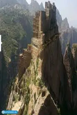 
قلعه اهریمن مزدا یمن با استخر اب زندگانی قلعه از چهار طرف هیچ ورودی نداره به نظرتون خسرو پرویز چطوری این قلعه رو ساخته