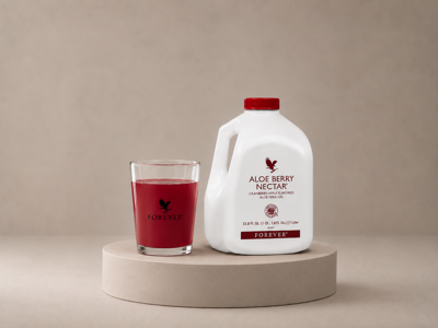 نوشیدنی نکتار فوراور ( Forever Aloe Berry Nectar )
یک نوشیدنی بر پایه ژل خالص آلوئهوراست که با آبمیوه کرنبری و سیب ترکیب شده و علاوه بر طعم مطلوب، به سلامت دستگاه گوارش و تأمین آنتیاکسیدانها کمک میکند . خواص اصلی : کمک به عملکرد طبیعی دستگاه گوارش و بهبود هضم کمک به حفظ سلامت روده دارای آنتیاکسیدان برای کمک به محافظت از سلولها کمک به تأمین آب بدن مناسب برای تقویت عمومی بدن و سبک زندگی سالم ترکیبات مهم: ژل خالص داخلی برگ آلوئهورا کنسانتره آب کرنبری کنسانتره آب سیب ویتامین C (بهعنوان آنتیاکسیدان و نگهدارنده) بدون رنگ مصنوعی 🍺روش مصرف 🍺 روزانه ۶۰ تا ۱۲۰ میلیلیتر (۲ تا ۴ پیمانه ۳۰ میلیلیتری) مصرف شود. بهتر است ناشتا یا ۲۰ تا ۳۰ دقیقه قبل از غذا میل شود تا جذب و اثر بهتری داشته باشد. میتوان مقدار روزانه را در ۱ یا ۲ نوبت مصرف کرد. پس از باز کردن، حتماً در یخچال نگهداری شود و طی حدود ۳۰ روز مصرف گردد. اگر هدفتان سلامت گوارش، کبد چرب یا یبوست باشد، معمولاً شروع با ۶۰ میلیلیتر ناشتا مناسب است و در صورت نیاز میتوان آن را تا ۱۲۰ میلیلیتر در روز افزایش داد