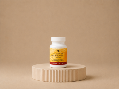 مکمل بی پروپولیس فوراور (Forever Bee Propolis)
مکملی است که از برهموم خالص زنبور عسل (Bee Propolis) تهیه شده؛ مادهای طبیعی که زنبورها از صمغ گیاهان جمعآوری میکنند و سرشار از ترکیبات آنتیاکسیدانی است
ترکیبات اصلی:
برهموم (Bee Propolis) فلاونوئیدها پلیفنولها ترکیبات طبیعی
آنتیاکسیدانی
خواص :
: کمک به تقویت سیستم ایمنی ، دارای خاصیت آنتیاکسیدانی برای محافظت از سلولها در برابر استرس اکسیداتیو ، کمک به حفظ سلامت دهان و گلو، کمک به حمایت از سلامت عمومی بدن، بهویژه در فصل سرما
روش مصرف:
روزانه ۱ تا ۲ قرص جویدنی، ترجیحاً بعد از غذا