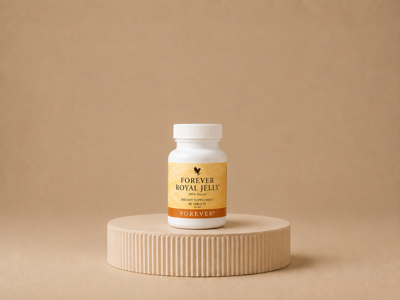 مکمل رویال ژل فوراور (Forever Royal Jelly)
مکملی حاوی ژل رویال خالص است؛ مادهای مغذی که توسط زنبورهای عسل تولید میشود و به دلیل ارزش غذایی بالا، برای کمک به حفظ انرژی و سلامت عمومی بدن استفاده میشود .
ترکیبات اصلی:
ژل رویال خالص (Royal Jelly) حاوی اسیدهای آمینه ویتامینهای گروه B (بهویژه B5) مواد معدنی و ترکیبات آنتیاکسیدانی طبیعی
خواص:
کمک به افزایش انرژی و کاهش احساس خستگی حمایت از عملکرد سیستم ایمنی دارای خواص آنتیاکسیدانی برای محافظت از سلولها کمک به حفظ سلامت پوست و شادابی آن کمک به سلامت عمومی و تأمین مواد مغذی مورد نیاز بدن
نحوه مصرف:
روزانه ۱ عدد همراه غذا . بهتر است در ساعات ابتدایی روز یا همراه صبحانه مصرف شود.