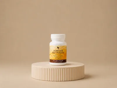 مکمل بی پولن فوراور (Forever Bee Pollen)
مکملی طبیعی است که از گرده گلهای جمعآوریشده توسط زنبور عسل تهیه شده و منبعی غنی از مواد مغذی برای افزایش انرژی و حمایت از سلامت عمومی بدن است
. ترکیبات اصلی:
گرده گل زنبور عسل (Bee Pollen) حاوی انواع ویتامینها (بهویژه گروه B) مواد معدنی اسیدهای آمینه آنزیمها و آنتیاکسیدانهای طبیعی خواص: کمک به افزایش انرژی و کاهش خستگی تأمین ریزمغذیهای مورد نیاز بدن کمک به عملکرد طبیعی سیستم ایمنی دارای خواص آنتیاکسیدانی و کمک به محافظت از سلولها در برابر استرس اکسیداتیو کمک به حفظ سلامت عمومی و بهبود نشاط روزانه
نحوه مصرف :
روزانه ۱ تا ۲ قرص، ترجیحاً همراه غذا و با یک لیوان آب. افرادی که برای اولین بار مصرف میکنند بهتر است با ۱ قرص در روز شروع کنند.