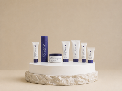 پک مراقبت هدفمند پوست فوراور (Forever Targeted Skincare Kit)
این پک مجموعهای از محصولات تخصصی مراقبت از پوست است که برای آبرسانی، تغذیه، بازسازی، سفت شدن پوست، افزایش شفافیت و کاهش علائم پیری طراحی شده است. استفاده منظم از این محصولات به حفظ لطافت، شادابی و جوانتر به نظر رسیدن پوست کمک میکند
پک شامل :
. Balancing Aloe Essence (بالانسینگ آلو اسنس)
Refreshing Toner (تونر طراوتبخش)
Deep Moisturizing Cream (کرم آبرسان عمیق)
Firming Serum (سرم سفتکننده)
Firming Complex— (مکمل سفتکننده و کلاژنساز پوست)
Protecting Day Lotion SPF 20 ( لوسیون محافظ روز با SPF 20) Exfoliator (کرم لایهبردار پوست)