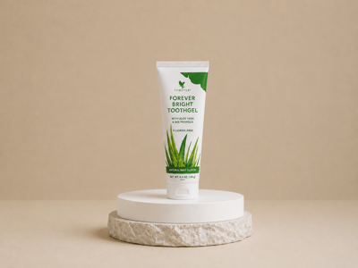 خمیر دندان آلوئهورا (Forever Bright Toothgel)
خمیر دندان آلوئهورا با فرمولی ملایم، به پاکسازی دندانها، کاهش پلاک و خوشبو شدن دهان کمک میکند. وجود ژل خالص آلوئهورا به حفظ سلامت لثهها کمک کرده و برای استفاده روزانه تمام اعضای خانواده مناسب است
. ترکیبات اصلی:
ژل خالص آلوئهورا برهموم (پروپولیس) موم زنبور عسل سیلیکا (پاککننده ملایم دندان) نعناع طبیعی خواص: کمک به پاکسازی دندانها و کاهش پلاک کمک به حفظ سلامت لثهها خوشبوکننده و طراوتبخش دهان کمک به کاهش ایجاد جرم و لکههای سطحی ملایم و مناسب برای استفاده روزانه حاوی آلوئهورا و پروپولیس برای مراقبت بهتر از دهان و لثه
نحوه مصرف:
روزانه حداقل ۲ بار (صبح و شب)، مقدار مناسبی از خمیر دندان را روی مسواک قرار دهید و حدود ۲ دقیقه دندانها را بهآرامی مسواک بزنید. سپس دهان را با آب بشویید. برای بهترین نتیجه، بهصورت منظم استفاده شود.