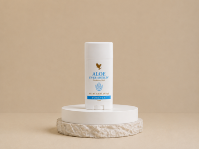 دئودورانت آلوئه اورا فوراور (Aloe Ever-Shield)
دئودورانت آلوئه اورا فوراور با ماندگاری بالا، بدون الکل و بدون ایجاد لک روی لباس، به کاهش بوی نامطبوع بدن کمک میکند. وجود ژل خالص آلوئهورا باعث میشود پوست زیر بغل نرم و مرطوب بماند و برای استفاده روزانه، حتی بعد از اصلاح، مناسب باشد.
ترکیبات اصلی:
ژل خالص آلوئهورای تثبیتشده آلومینیوم کلروهیدرات (برای کاهش تعریق) گلیسیرین (مرطوبکننده) ترکیبات نرمکننده و محافظ پوست
خواص:
کاهش بوی نامطبوع بدن کمک به کاهش تعریق بدون الکل و ملایم برای پوست جلوگیری از ایجاد لک روی لباس مناسب برای استفاده روزانه و انواع پوست
نحوه مصرف:
روی پوست تمیز و خشک زیر بغل، روزانه یک لایه نازک بمالید و اجازه دهید قبل از پوشیدن لباس کاملاً خشک شود.