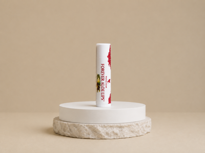 لیپس (Forever Aloe Lips)
لیپس فوراور یک بالم لب مرطوبکننده و محافظ است که به رفع خشکی، ترک و پوستهپوسته شدن لبها کمک میکند و باعث نرمی و لطافت آنها میشود. همچنین برای نرم کردن نواحی خشک و زبر پوست مانند کوتیکول ناخن، آرنج و اطراف بینی نیز قابل استفاده است.
ترکیبات اصلی:
ژل خالص آلوئهورا روغن جوجوبا موم زنبور عسل روغن کرچک مواد نرمکننده و مرطوبکننده طبیعی خواص: آبرسان و مرطوبکننده لب کمک به ترمیم لبهای خشک و ترکخورده محافظت از لب در برابر سرما، باد و خشکی هوا ایجاد نرمی و لطافت بدون احساس چربی زیاد
نحوه مصرف:
:روزانه هر زمان که احساس خشکی کردید، مقدار مناسبی روی لبها بمالید و در صورت نیاز در طول روز تکرار کنید. همچنین میتوان برای نرم کردن سایر نواحی خشک پوست نیز از آن استفاده کرد.