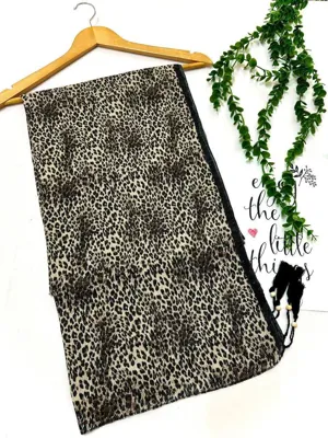 شال پلنگی لمه دار
قیمت ۴۲۰٫۰۰۰ت