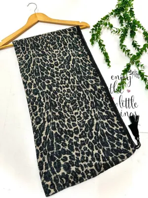 شال پلنگی لمه دار
قیمت ۴۲۰٫۰۰۰ت