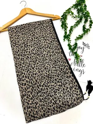 شال پلنگی لمه دار
قیمت ۴۲۰٫۰۰۰ت