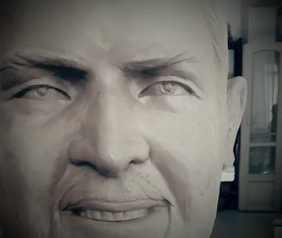 نام اثر: سردیس متریال: خمیر مجسمه سازی ابعاد: اندازه طبیعی