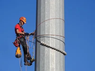 شرکت دیوار نبردان پارس مجری کلیه خدمات ساختمانی و صنعتی در ارتفاع با روش دسترسی با طناب ؛ با بهره گیری از نیروی متخصص ؛ تجهیزات استاندارد و رعایت کامل و اصول ایمنی .