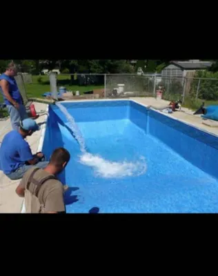 آبرسانی استخر با تانکر در غرب تهران