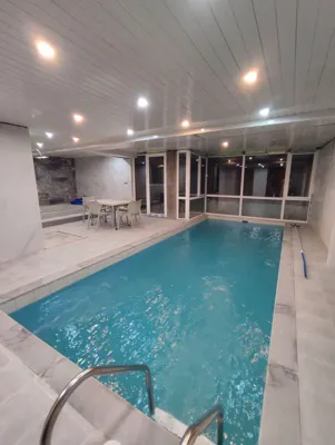 اجرای استخر آب گرم اصولی در داخل بنا