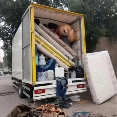 کامیون مسقف در حال حمل بار