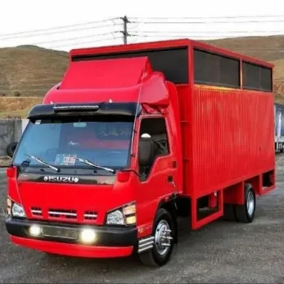 کامیون مسقف ظریفان بار در حال حمل اثاثیه شهرستان