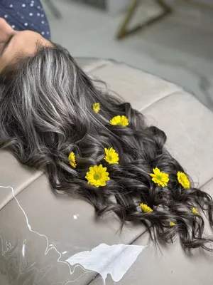 استفاده از بهترین برند ها ی رنگ و دکلره و جدیدترین تکنیک ها برای لاین تخصصی و محبوب رنگ و لایت