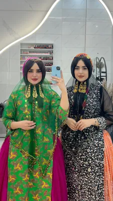میکاپ حرفه ای همراه با اجرای زلف محلی و اصیل با استفاده از محصولات با کیفیت و مناسب با فرم چهره.