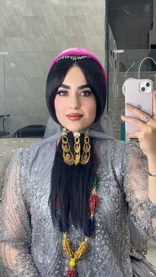 میکاپ حرفه ای همراه با اجرای زلف محلی و اصیل با استفاده از محصولات با کیفیت و مناسب با فرم چهره.