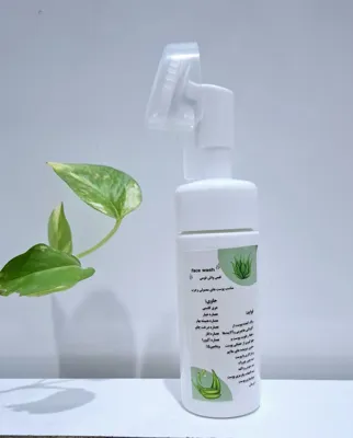 فیس واش فومی براش دار حاوی عرق کاسنی و عصاره های خیار، انار، درخت چای و... است. مناسب پاک کنندگی پوست، حفظ رطوبت و جلوگیری از خشکی پوست،ضد چین وچروک،لک،جوش و... است.