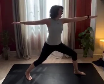 جنگجوی شماره دو | Virabhadrasana&nbsp; (Warrior 2)‌
&nbsp;
&nbsp; &nbsp;این آسانا:‌&nbsp;عضلات پاها، باسن و میان‌تنه (Core) را تقویت می‌کند.&nbsp;استقامت، تعادل و ثبات بدن را افزایش می‌دهد.کشش عمیقی در لگن و ران‌های داخلی ایجاد می‌کند.قفسه سینه و شانه‌ها را باز کرده و به بهبود وضعیت بدن کمک می‌کند. * تمرکز، اعتمادبه‌نفس و احساس قدرت درونی را تقویت می‌کند &nbsp;