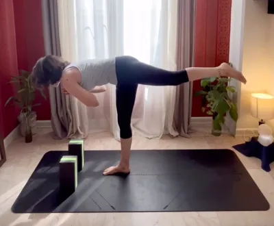 جنگجوی شماره سه | Virabhadrasana&nbsp; (Warrior 3)‌

&nbsp;این آسانا:&nbsp;عضلات پاها، باسن و میان‌تنه (Core) را به‌طور مؤثر تقویت می‌کند.&nbsp;تعادل، هماهنگی و کنترل بدن را بهبود می‌بخشد.&nbsp;عضلات پشت، شانه‌ها و همسترینگ را درگیر و تقویت می‌کند.به بهبود وضعیت بدن (Posture) و افزایش ثبات ستون فقرات کمک می‌کند. * تمرکز ذهنی، اعتمادبه‌نفس و احساس قدرت را افزایش می‌دهد &nbsp; &nbsp;
